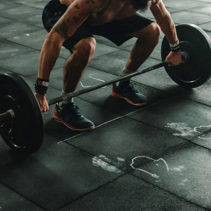 row-6-man-lifting-at-the-gym
